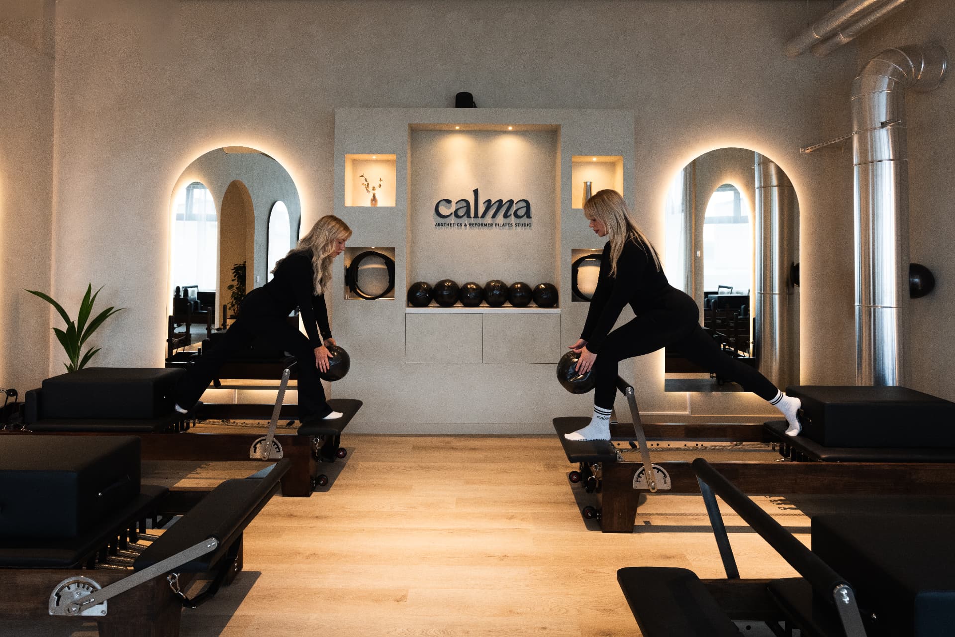 Instruktörer leder pass i Calma-studion